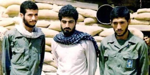 سمت راست شهید احمد سلیمانی نفر وسط حاج قاسم