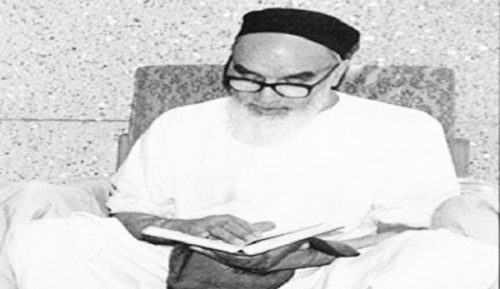 امام خمینی (ره) در حال خواندن قرآن