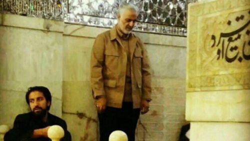 حاج قاسم در حال خواندن نماز در حرم