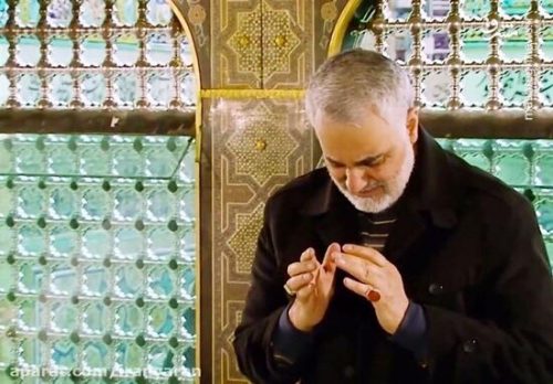 حاج قاسم در حال خواندن نماز در حرم امام رضا(ع)